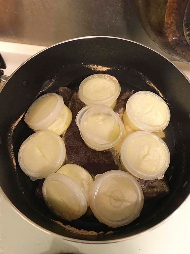 Nhờ ông xã trông hộ nồi bánh để dỗ con ngủ, cô vợ trẻ tá hỏa vì chồng mê game suýt cháy cả bếp - Ảnh 2.