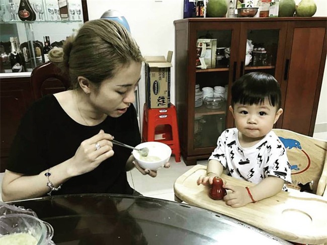 Nhờ ông xã trông hộ nồi bánh để dỗ con ngủ, cô vợ trẻ tá hỏa vì chồng mê game suýt cháy cả bếp - Ảnh 7.