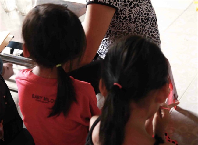 nguoi me dau don vi 2 con gai song sinh moi 6 tuoi bi ga hang xom xam hai tinh duc - 1