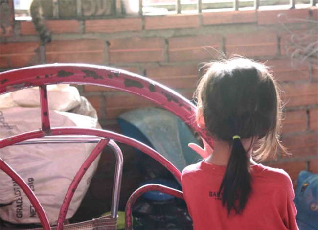 nguoi me dau don vi 2 con gai song sinh moi 6 tuoi bi ga hang xom xam hai tinh duc - 3