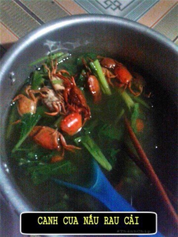 Món canh cua chưa bao giờ đơn giản như thế. Chỉ việc bỏ cua và rau vào nồi và... nổi lửa lên.