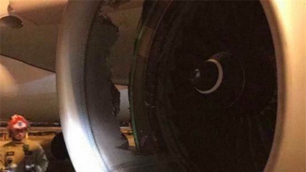 Máy bay chở hơn 200 người của hãng hàng không Trung Quốc thủng lỗ lớn, phải hạ cánh khẩn - Ảnh 2.