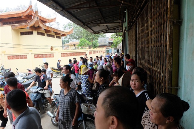 Vụ bé trai 33 ngày tuổi bị sát hại ở Thạch Thất: Xuất hiện dòng chữ ‘Tao giết cháu mày đấy’ ở chân cầu Thang- Ảnh 1.