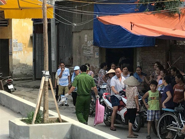 Vụ bé trai 33 ngày tuổi bị sát hại ở Thạch Thất: Xuất hiện dòng chữ ‘Tao giết cháu mày đấy’ ở chân cầu Thang - Ảnh 10.