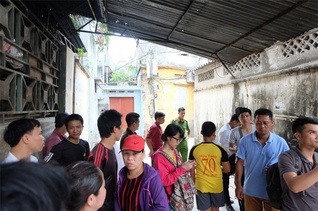 Vụ bé trai 33 ngày tuổi bị sát hại ở Thạch Thất: Xuất hiện dòng chữ ‘Tao giết cháu mày đấy’ ở chân cầu Thang - Ảnh 2.