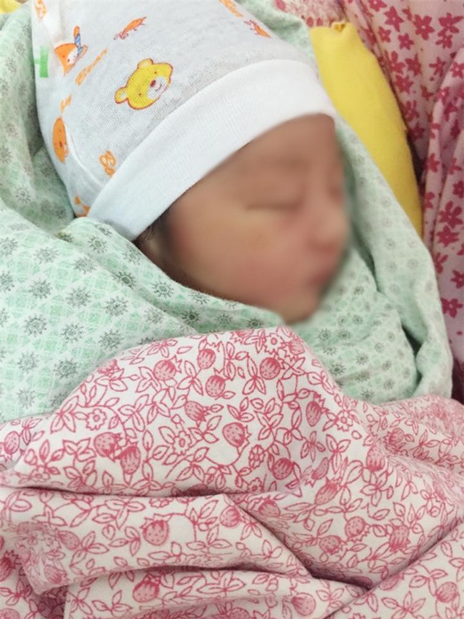 Vụ bé trai 33 ngày tuổi bị sát hại ở Thạch Thất: Xuất hiện dòng chữ ‘Tao giết cháu mày đấy’ ở chân cầu Thang- Ảnh 3.