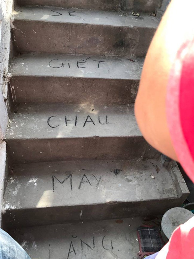 Vụ bé trai 33 ngày tuổi bị sát hại ở Thạch Thất: Xuất hiện dòng chữ ‘Tao giết cháu mày đấy’ ở chân cầu Thang - Ảnh 4.