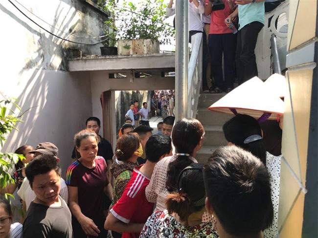 Vụ bé trai 33 ngày tuổi bị sát hại ở Thạch Thất: Xuất hiện dòng chữ ‘Tao giết cháu mày đấy’ ở chân cầu Thang - Ảnh 5.