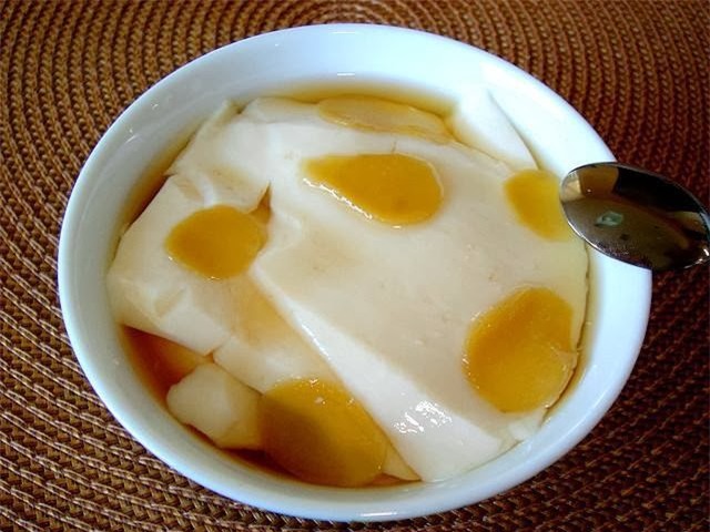 Món ăn thanh tao này tùy vào vùng miền mà có tên gọi khác nhau, nơi thì gọi là đậu hũ nước đường, nơi lại gọi là tàu hủ, hay tàu phở (Ảnh: Internet)