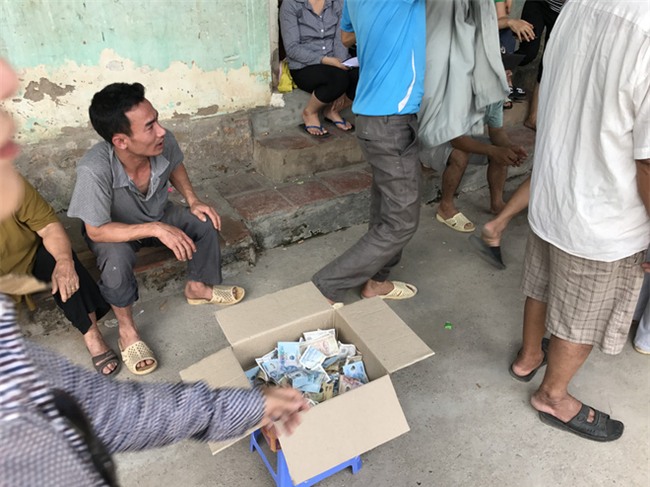 Người dân lập thùng quyên góp ủng hộ gia đình bé trai 33 ngày tuổi nghi bị sát hại - Ảnh 1.