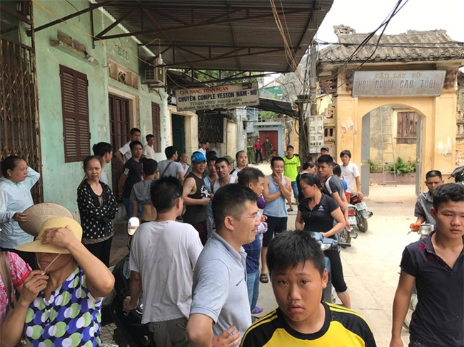 Người dân lập thùng quyên góp ủng hộ gia đình bé trai 33 ngày tuổi nghi bị sát hại - Ảnh 3.