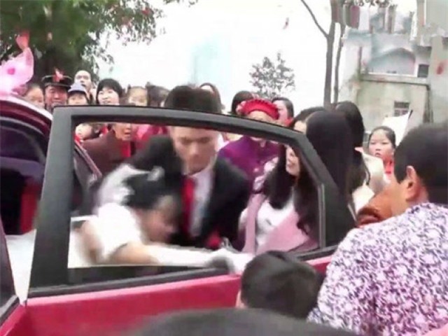 Sự thật gây sốc sau clip chú rể thô bạo lôi cô dâu xuống xe vì bị phản bội - Ảnh 1.
