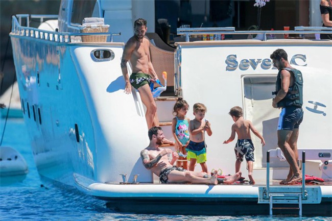 Messi tình cảm ôm eo vợ sắp cưới Antonella - Ảnh 4.