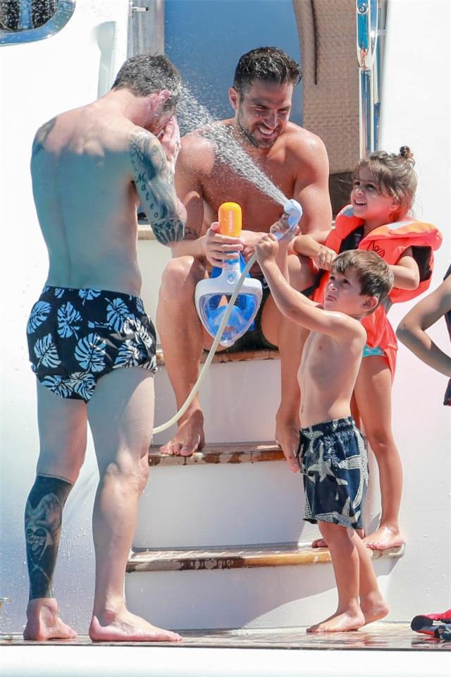 Messi tình cảm ôm eo vợ sắp cưới Antonella - Ảnh 5.