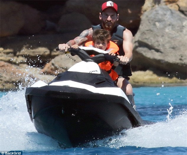 Messi tình cảm ôm eo vợ sắp cưới Antonella - Ảnh 6.