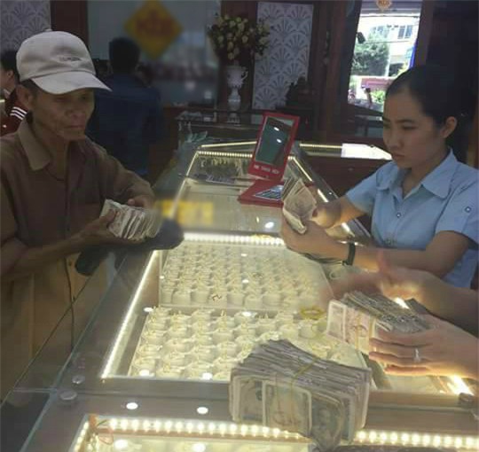 Khoanh khac dep cua nguoi cha lai xe om giua ngay he hinh anh 2