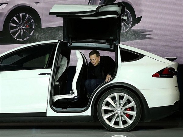 Trong một lần trả lời hỏi đáp trên mạng xã hội Reddit, Elon Musk từng chia sẻ rằng mình thường ngủ 6 tiếng mỗi ngày và thức dậy vào 7 giờ sáng.