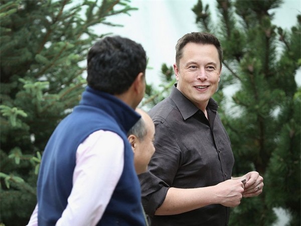 Musk thường bỏ qua bữa ăn sáng để bắt đầu làm việc ngay. Tuy nhiên đôi khi có thời gian, Musk thường chỉ uống một tách cafe và dùng món trứng tráng cho bữa sáng.