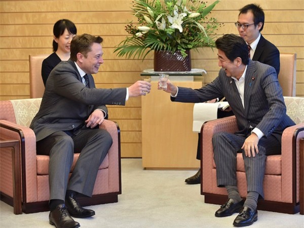 Nói về món ăn yêu thích của mình, Musk cho biết một trong những thức uống yêu thích là Diet Coke. Vị tỷ phú công nghệ này cũng yêu thích thức ăn Pháp, thịt nướng và rượu whiskey.