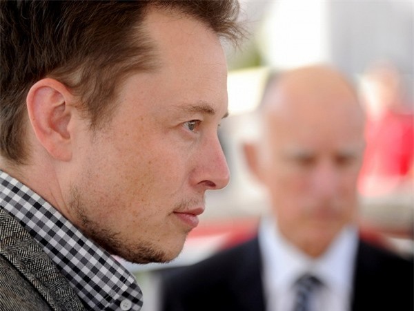 Mặc dù cuộc sống bận rộn với lịch làm việc dày đặc, Elon Musk cũng thu xếp được thời gian cho việc đọc sách. Một trong những cuốn sách được yêu thích của Musk là cuốn tiểu thuyết “Chúa tể của những chiếc nhẫn”, sách các danh nhân như về Benjamin Franklin và Albert Einstein...