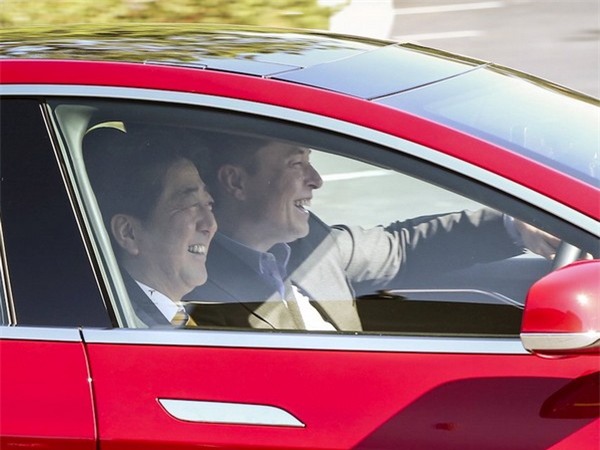 Là ông chủ của hãng xe điện Tesla và hãng không gian vũ trụ SpaceX, do vậy Musk phải dành thời gian cho cả 2 công ty này. Thứ 2 và thứ 6, Musk làm việc tại SpaceX ở Los Angeles, còn các ngày từ thứ 3 đến thứ 5, Musk khu vực Vịnh San Francisco để làm việc tại Tesla. Ước tính Musk dành 42 giờ mỗi tuần làm việc tại Tesla và 40 giờ mỗi tuần làm việc tại SpaceX. Elon Musk cũng từng tiết lộ rằng mình dành ra khoảng nửa ngày trong tuần làm việc tại OpenAI, tổ chức phi lợi nhuận do Musk thành lập về phát triển trí tuệ nhân tạo.