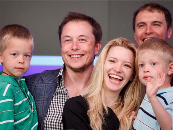 Chủ nhật cũng là khoảng thời gian Elon Musk dành cho 5 con trai của mình. Elon Musk đã từng chia sẻ rằng anh có thể vừa chơi với con vừa làm việc khi cần.