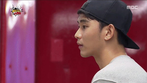 Clip: Kim Soo Hyun chơi bowling thôi mà khí chất cũng ngời ngời! - Ảnh 5.