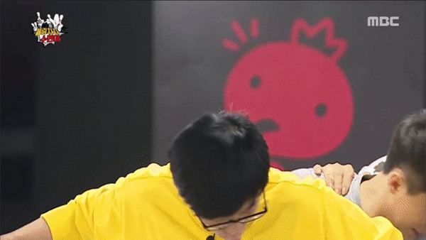 Clip: Kim Soo Hyun chơi bowling thôi mà khí chất cũng ngời ngời! - Ảnh 7.