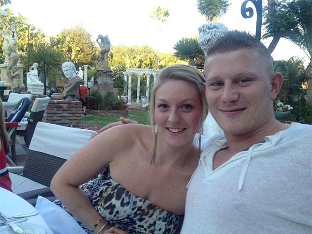 Người đàn ông trong đoạn video tình tứ thái quá trên máy bay đã có vợ đang mang bầu 6 tháng ở nhà - Ảnh 2.