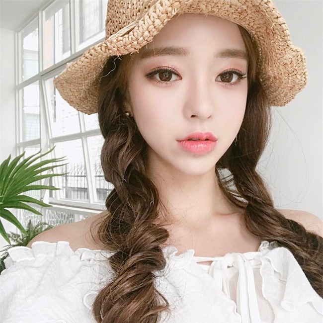 Ai bảo tóc tết hai bên quê như thím, ngắm sao Việt với kiểu tóc này mới thấy hết sự hay ho của nó - Ảnh 1.