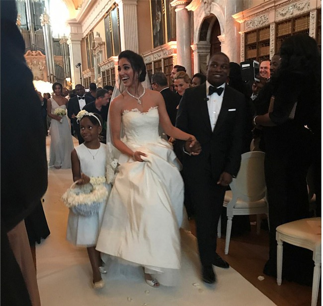 Đám cưới sang chảnh với 1 triệu bông hồng của con trai tỷ phú da màu giàu nhất thế giới - Ảnh 2.