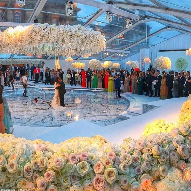 Đám cưới sang chảnh với 1 triệu bông hồng của con trai tỷ phú da màu giàu nhất thế giới - Ảnh 3.