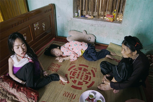 Gồng mình nuôi 2 đứa con bại não và mẹ già bệnh tật nhưng đôi vợ chồng này chưa một lần muốn bỏ cuộc - Ảnh 2.