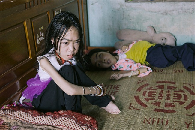 Gồng mình nuôi 2 đứa con bại não và mẹ già bệnh tật nhưng đôi vợ chồng này chưa một lần muốn bỏ cuộc - Ảnh 3.