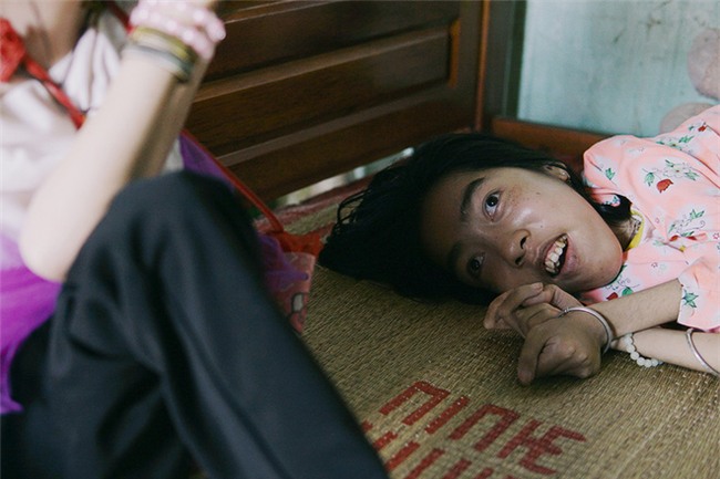 Gồng mình nuôi 2 đứa con bại não và mẹ già bệnh tật nhưng đôi vợ chồng này chưa một lần muốn bỏ cuộc - Ảnh 4.