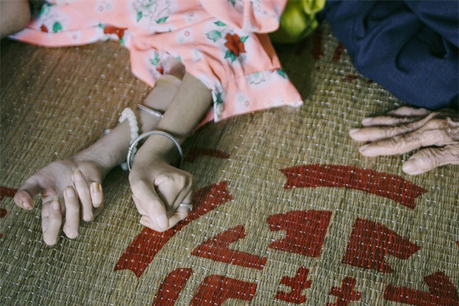 Gồng mình nuôi 2 đứa con bại não và mẹ già bệnh tật nhưng đôi vợ chồng này chưa một lần muốn bỏ cuộc - Ảnh 6.