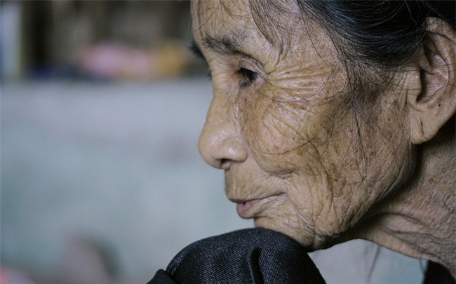 Gồng mình nuôi 2 đứa con bại não và mẹ già bệnh tật nhưng đôi vợ chồng này chưa một lần muốn bỏ cuộc - Ảnh 8.