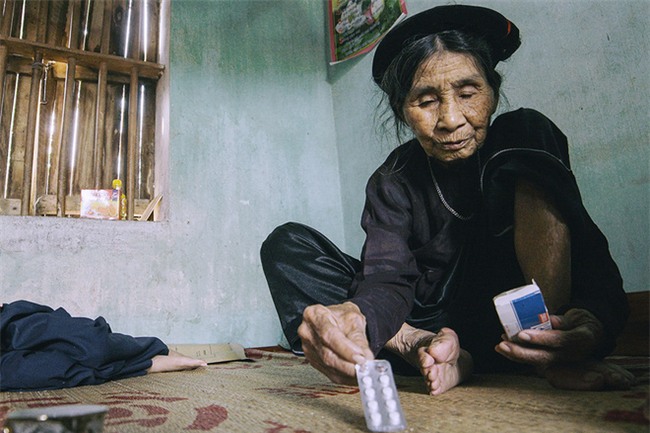 Gồng mình nuôi 2 đứa con bại não và mẹ già bệnh tật nhưng đôi vợ chồng này chưa một lần muốn bỏ cuộc - Ảnh 8.