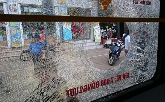 Danh tính nam sinh cãi nhau với bạn gái, ném vỡ kính xe buýt