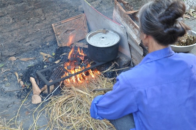 Hàng ngày mẹ chị Dung phải đốt lửa, hơ than để đốt cỏ hơ tay chân cho con gái.