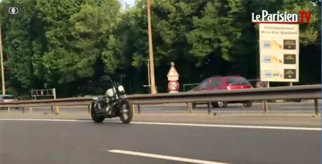 Câu chuyện buồn đằng sau chiếc mô tô ma không người lái chạy trên đường cao tốc Paris - Ảnh 2.