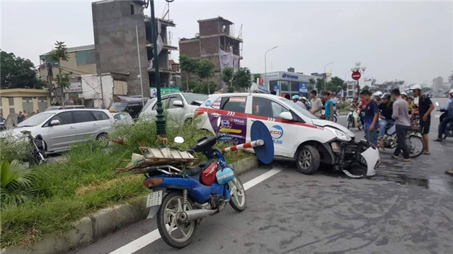 Xe Fortuner tong lien hoan, huc taxi vang len dai phan cach hinh anh 2