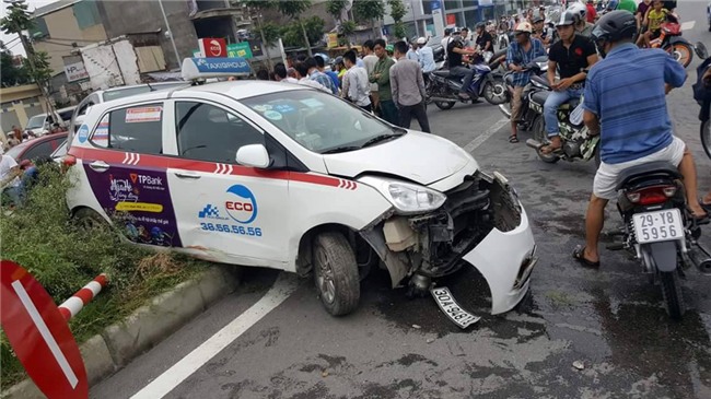 Xe Fortuner tong lien hoan, huc taxi vang len dai phan cach hinh anh 3
