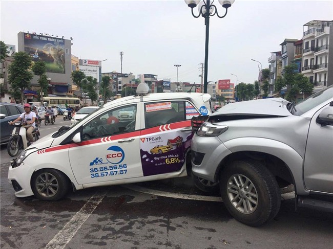 Xe Fortuner tong lien hoan, huc taxi vang len dai phan cach hinh anh 4