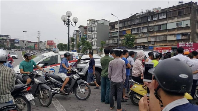 Xe Fortuner tong lien hoan, huc taxi vang len dai phan cach hinh anh 5