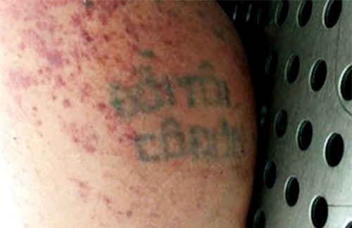 phat hien xac nguoi dan ong trong bai xe, tren nguoi xam chu "doi toi co don" - 1