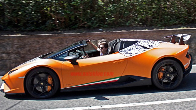 Lamborghini Huracan với lớp ngụy trang sơ sài chạy thử trên phố.