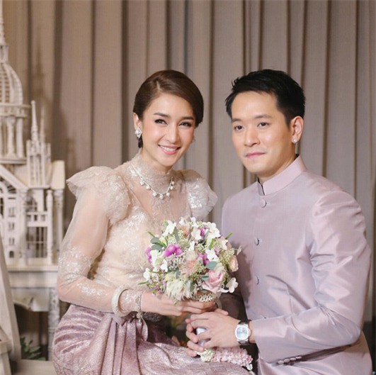 Mỹ nhân đẹp nhất nhì Thái Lan đeo nhẫn kim cương 5 carat, thay 6 bộ váy đắt đỏ trong đám cưới triệu đô - Ảnh 1.