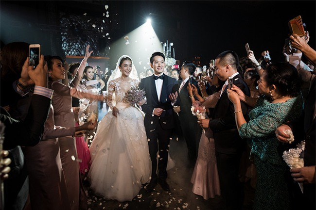 Mỹ nhân đẹp nhất nhì Thái Lan đeo nhẫn kim cương 5 carat, thay 6 bộ váy đắt đỏ trong đám cưới triệu đô - Ảnh 10.