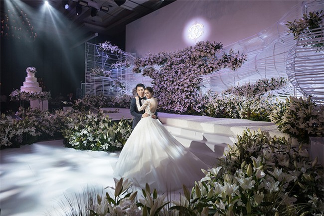 Mỹ nhân đẹp nhất nhì Thái Lan đeo nhẫn kim cương 5 carat, thay 6 bộ váy đắt đỏ trong đám cưới triệu đô - Ảnh 11.